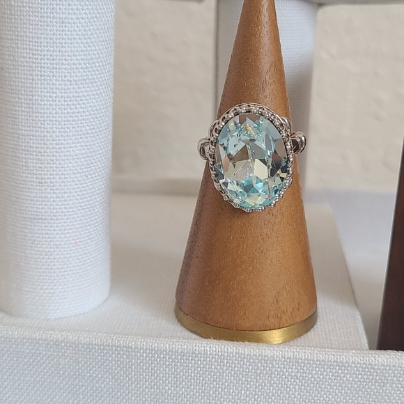 Silver and Swarovski light blue crystal ring. Only worn once! - Picture 3 of 15